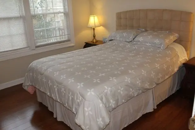 Family House, 3 Bedroom 2 Bath (sleeps 6)
