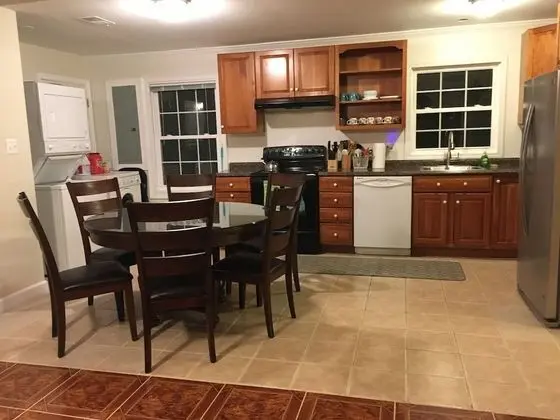 Family House, 3 Bedroom 2 Bath (sleeps 6)