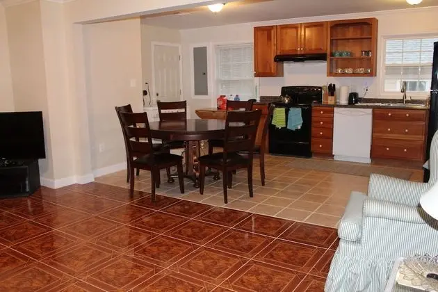 Family House, 3 Bedroom 2 Bath (sleeps 6)