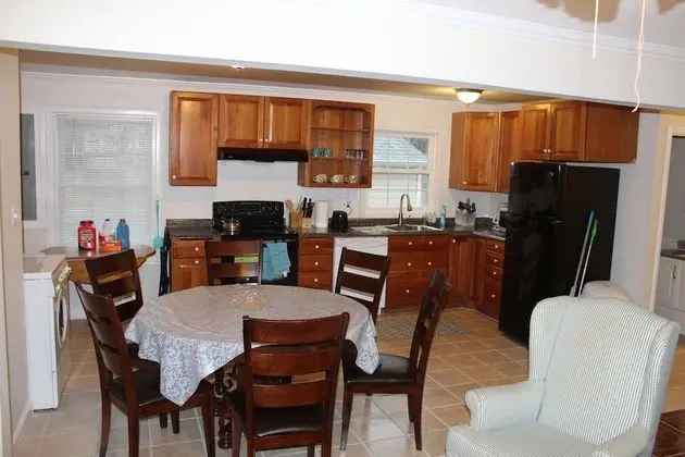 Family House, 3 Bedroom 2 Bath (sleeps 6)