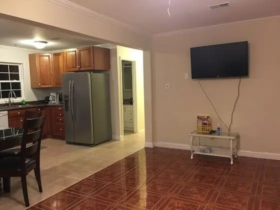 Family House, 3 Bedroom 2 Bath (sleeps 6)