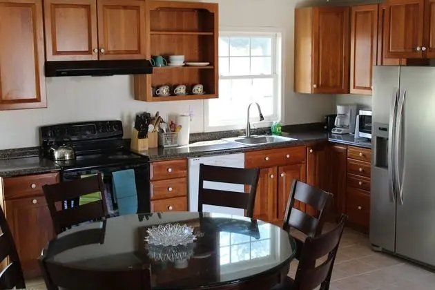 Family House, 3 Bedroom 2 Bath (sleeps 6)