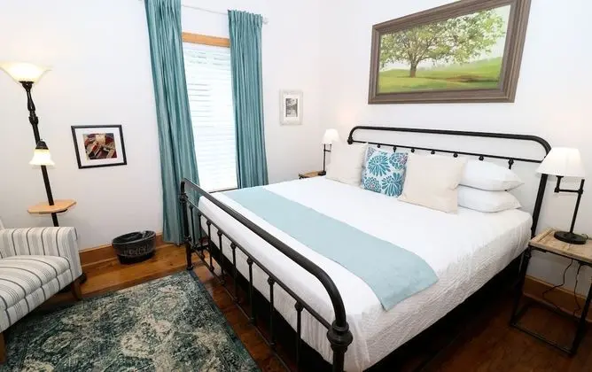 Melrose Cottage (Mills-Pound Cottages) Pet-Friendly
