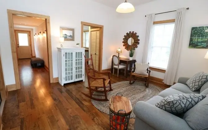 Melrose Cottage (Mills-Pound Cottages) Pet-Friendly