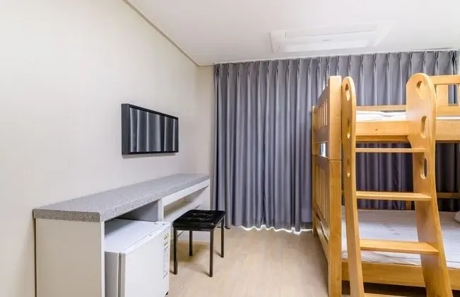Ortak Ranzalı Oda, Sadece erkekler için, Sigara İçilmez, Balkon
