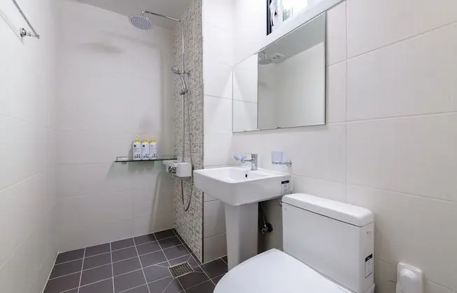 Ortak Ranzalı Oda, Sadece erkekler için, Sigara İçilmez, Balkon