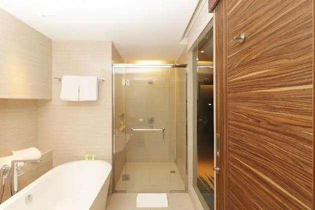 Honeymoon Suite