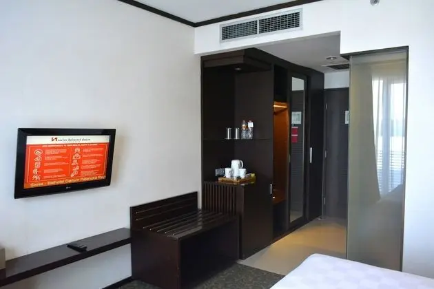 Deluxe Tek Büyük Yataklı Oda, Havuz Manzaralı