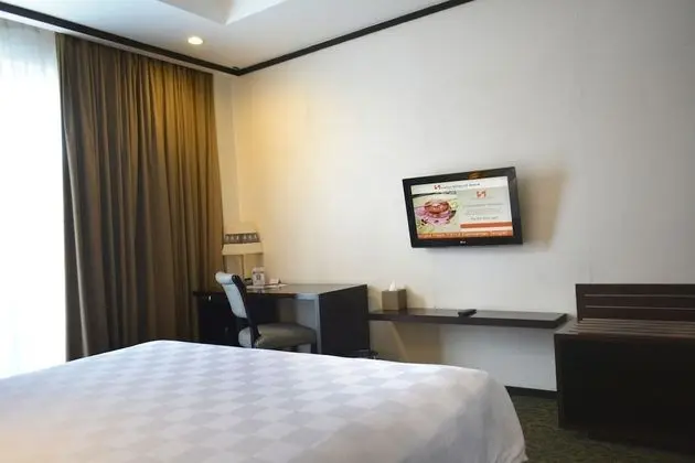 Deluxe Tek Büyük Yataklı Oda, Havuz Manzaralı