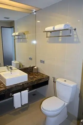 Deluxe Tek Büyük Yataklı Oda, Havuz Manzaralı