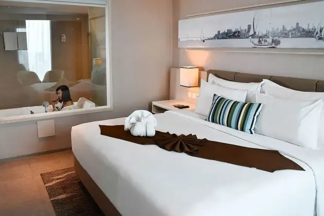 Executive Suite, City View