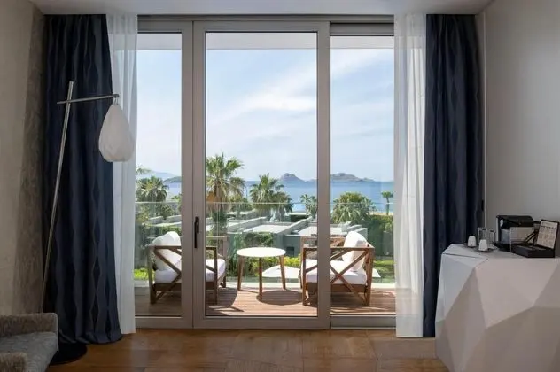 Çift Kişilik, Deniz Manzaralı