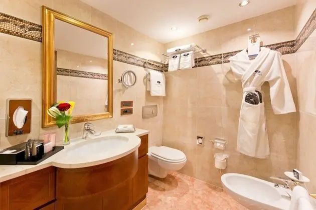 Deluxe Tek Büyük veya İki Ayrı Yataklı Oda, Balkon, Göl Manzaralı