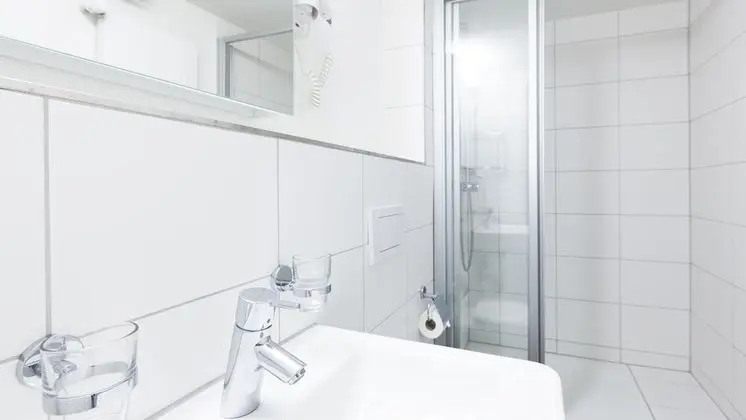 Tek Büyük Yataklı Oda, Ortak Banyo