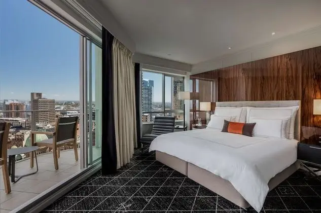 Signature Oda, 1 En Büyük (King) Boy Yatak, Balkon (Business Lounge Access, High Floor)