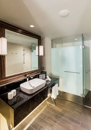 Signature Oda, 1 En Büyük (King) Boy Yatak, Balkon (Business Lounge Access, High Floor)