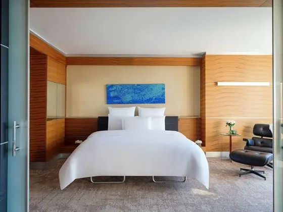 Business Suite Sea View 1 King Bed