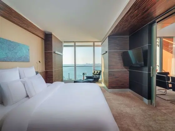 Business Suite Sea View 1 King Bed