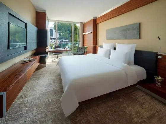 Executive Room Garden View 1 King Bed
