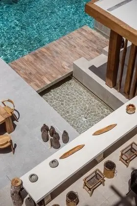 Tek Büyük Yataklı Oda, Balkon, Havuz Manzaralı