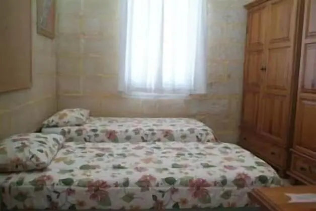 Tek Büyük Yataklı Oda, Ortak Banyo