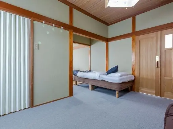Dört Kişilik Oda, Sigara İçilmez, Ortak Banyo