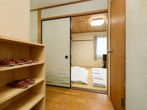 Traditional Üç Kişilik Oda, Sigara İçilmez (Japanese Style with Shared Washroom)