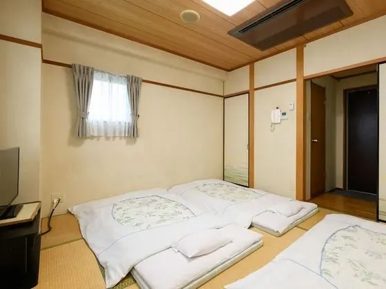 Traditional Üç Kişilik Oda, Sigara İçilmez (Japanese Style with Shared Washroom)