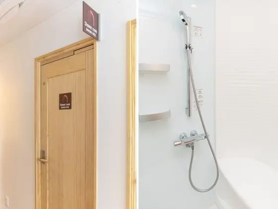 Üç Kişilik Oda, Sigara İçilmez, Ortak Banyo