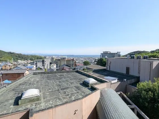 Üç Kişilik Oda, Sigara İçilmez