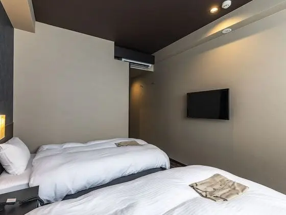 İki Ayrı Yataklı Oda, Sigara İçilmez