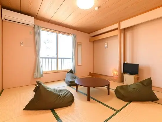 Traditional Dört Kişilik Oda, Sigara İçilmez (Japanese Style with Shared Bathroom)