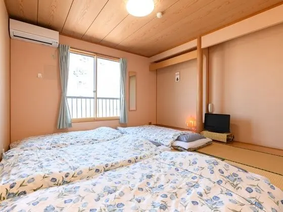 Traditional Dört Kişilik Oda, Sigara İçilmez (Japanese Style with Shared Bathroom)