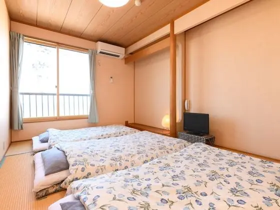 Traditional Üç Kişilik Oda, Sigara İçilmez (Japanese Style with Shared Bathroom)