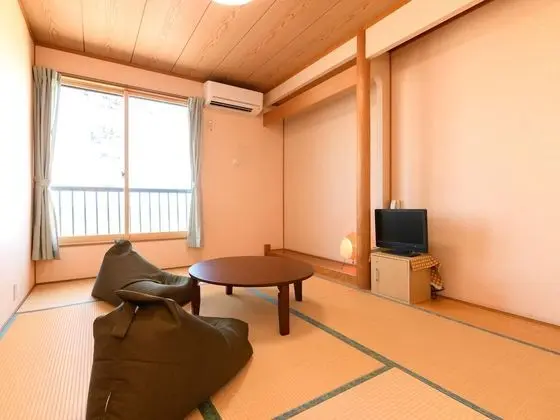 Traditional Üç Kişilik Oda, Sigara İçilmez (Japanese Style with Shared Bathroom)