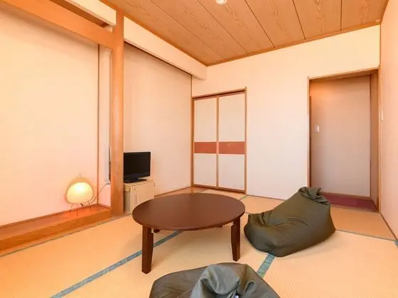 Traditional Üç Kişilik Oda, Sigara İçilmez (Japanese Style with Shared Bathroom)