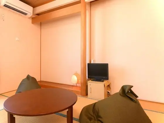 Traditional Üç Kişilik Oda, Sigara İçilmez (Japanese Style with Shared Bathroom)