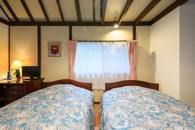 Üç Kişilik Oda, Sigara İçilmez