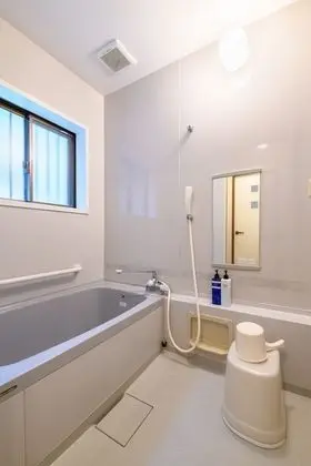 Üç Kişilik Oda, Sigara İçilmez