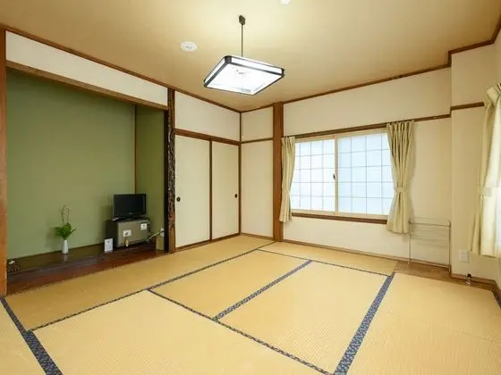 Traditional Oda, Sigara İçilmez (Japanese,Quadruple,Shared Washroom)