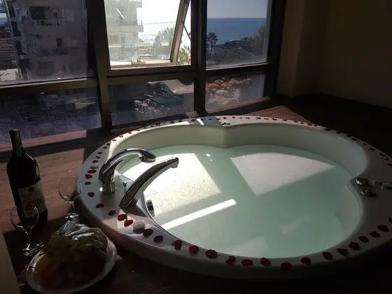 Jetted tub