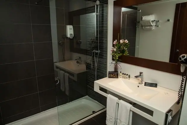 Büyük Yataklı Tek Kişilik Oda