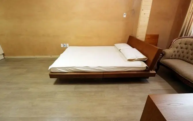 Oda (Room 204)