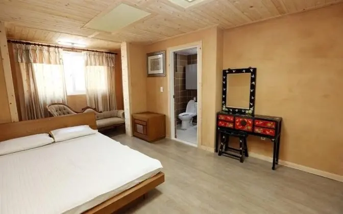Oda (Room 204)