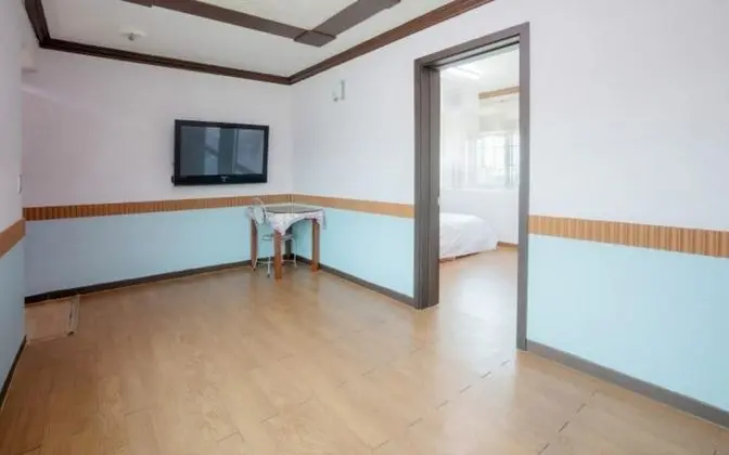 Oda (Building 4 Room 102 (living room bedr)