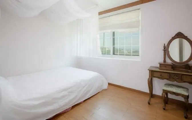 Oda (Building 4 Room 102 (living room bedr)
