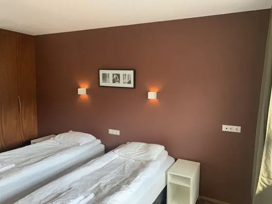 Tek Büyük Yataklı Oda, Ek Bina