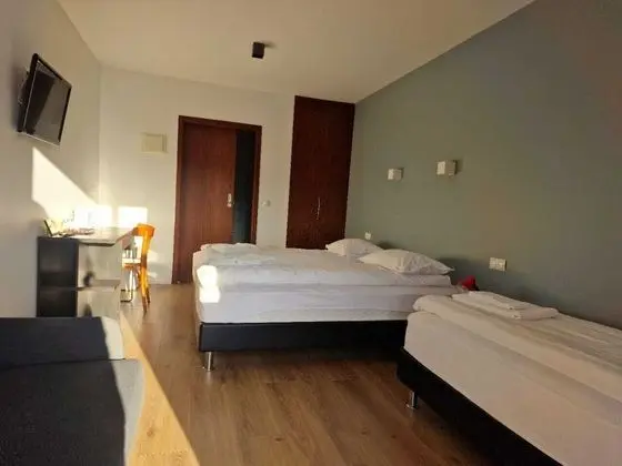 Üç Kişilik Oda, Ek Bina