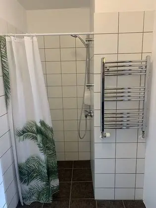 Üç Kişilik Oda, Ek Bina