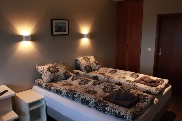 Üç Kişilik Oda, Ek Bina